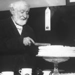 Le capitaine Jackson coupant un gâteau, 1913