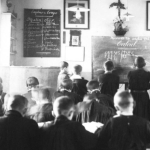 Une salle de classe au travail en 1912