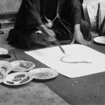 Le peintre japonais de Tode dans son atelier, 1930